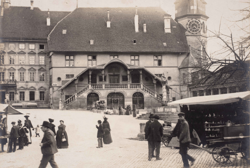 La place de l’Hôtel-de-Ville vers 1909 © SBC
